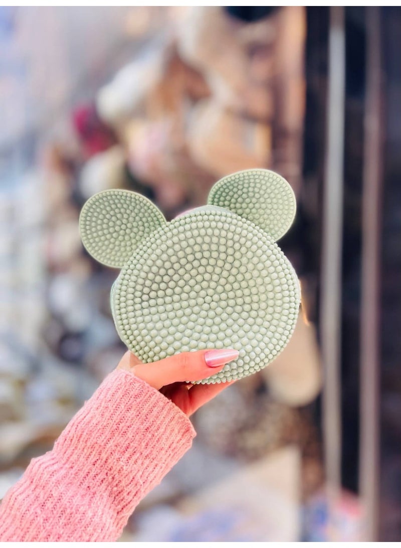 شنطة حريمي ميني بتصميم ميكي كيوت وعصري، مصنوعة من خامة السيليكون المتين والخفيف، سهلة التنظيف ومناسبة للاستخدام اليومي. حجم صغير وعملي، مثالية للمشاوير السريعة والخروجات، وتضيف لمسة مرحة وشيك لأي لوك. اختيار ترندي لمحبات الستايل الكيوت والناعم - Image 2